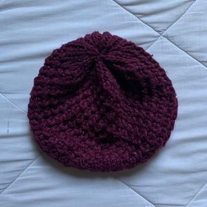 Old Navy women's maroon knit beanie hat, great condition